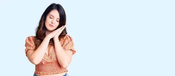 Mooie Jonge Brunette Vrouw Dragen Casual Kleding Slapen Moe Dromen — Stockfoto