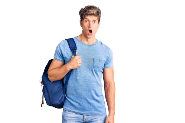 若いハンサムな男学生のバックパックを保持怖がって驚きのために口を開けて驚いて 不信顔 — ストック写真