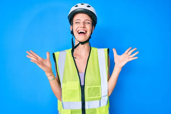 Junge Kaukasische Mädchen Mit Fahrradhelm Und Reflektierender Weste Feiern Verrückt — Stockfoto