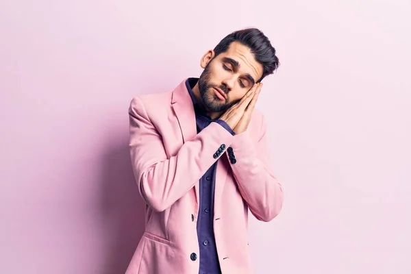 Junger Gutaussehender Mann Mit Bart Trägt Elegante Jacke Schläft Müde — Stockfoto