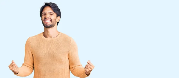 Hombre Hispano Guapo Usando Suéter Casual Emocionado Por Éxito Con —  Fotos de Stock