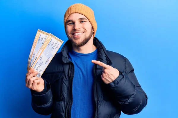 Joven Hombre Guapo Con Ropa Invierno Sosteniendo Tarjeta Embarque Aerolínea —  Fotos de Stock