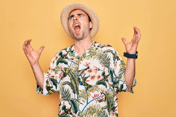 Joven Hombre Guapo Con Ojos Azules Vacaciones Con Camisa Florar —  Fotos de Stock