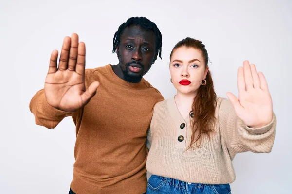 Casal Inter Racial Vestindo Roupas Casuais Fazendo Parar Cantar Com — Fotografia de Stock