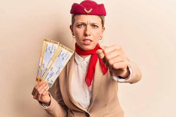 Fiatal Gyönyörű Szőke Lány Stewardess Egyenruhát Visel Beszállókártyát Tart Dühösen — Stock Fotó