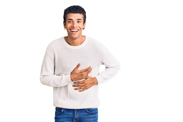 Jovem Americano Africano Vestindo Roupas Casuais Sorrindo Rindo Forte Voz — Fotografia de Stock