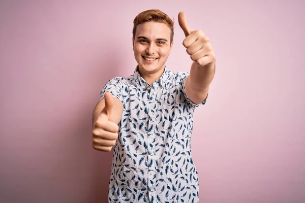 Joven Hombre Pelirrojo Guapo Con Camisa Verano Casual Pie Sobre —  Fotos de Stock