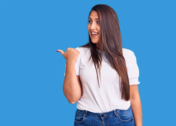 Jong Mooi Brunette Vrouw Dragen Casual Shirt Glimlachen Met Gelukkig — Stockfoto