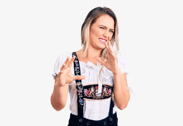 Joven Hermosa Mujer Rubia Con Vestido Oktoberfest Expresión Disgustada Disgustada — Foto de Stock