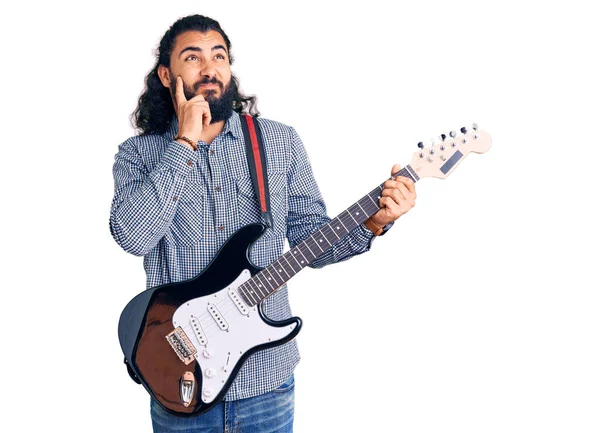 Jonge Arabische Man Speelt Elektrische Gitaar Serieus Gezicht Denken Vraag — Stockfoto