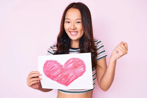 Jong Mooi Chinees Meisje Holding Hart Vorm Papier Schreeuwen Trots — Stockfoto