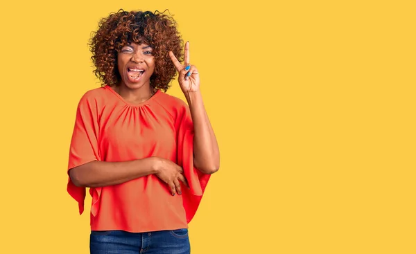 Jeune Femme Afro Américaine Portant Des Vêtements Décontractés Souriant Avec — Photo