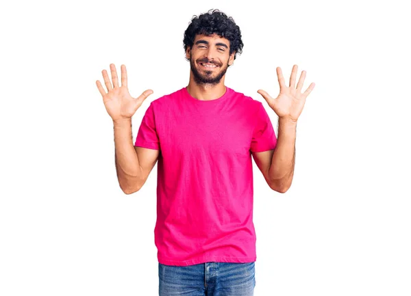 곱슬곱슬 머리의 남자와 평상적 셔츠를 자신감 행복하게 웃으면서 손가락으로 번째를 — 스톡 사진