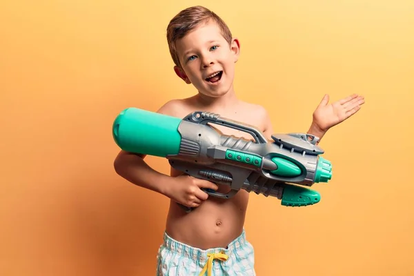 Miúdo Loiro Bonito Vestindo Roupa Banho Segurando Arma Água Celebrando — Fotografia de Stock