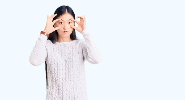 Młoda Piękna Chinka Ubrana Luźny Sweter Próbuje Otworzyć Oczy Palcami — Zdjęcie stockowe