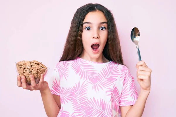 Carino Ragazza Ispanica Che Tiene Cornflakes Cucchiaio Spaventato Scioccato Con — Foto Stock