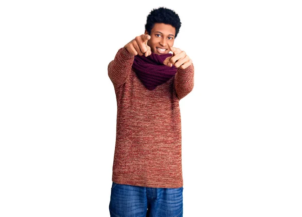 若いアフリカ系アメリカ人の男を着てカジュアルな冬のセーターとスカーフを指差してあなたとカメラを指差す指 笑顔正と陽気で — ストック写真