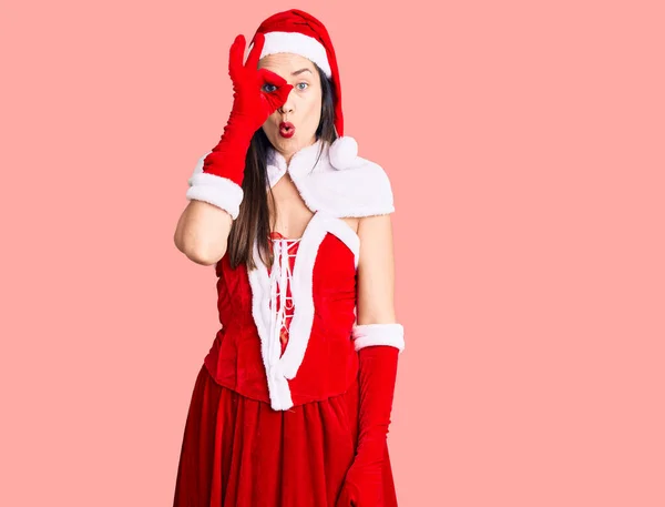 Jonge Mooie Blanke Vrouw Draagt Kerstman Kostuum Doet Gebaar Geschokt — Stockfoto