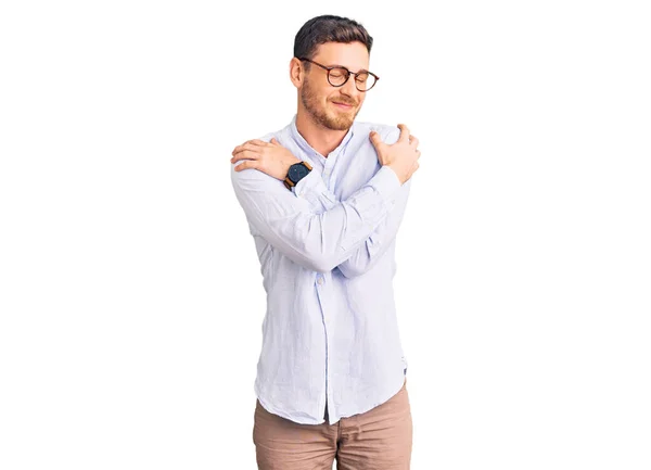 Knappe Jongeman Met Een Beer Die Een Elegant Zakelijk Shirt — Stockfoto