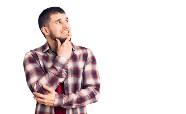 Giovane Bell Uomo Che Indossa Camicia Casual Pensando Preoccupato Una — Foto Stock