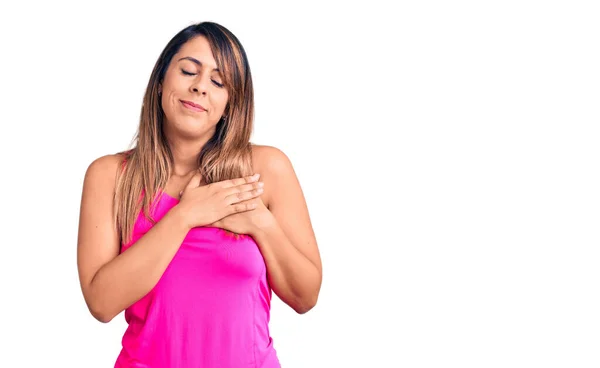 Joven Hermosa Mujer Con Ropa Deportiva Sonriendo Con Las Manos — Foto de Stock