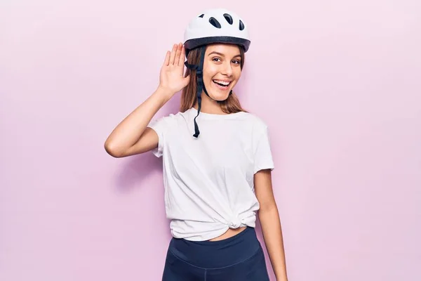 Jong Mooi Meisje Draagt Fietshelm Glimlachend Met Hand Oor Luisteren — Stockfoto