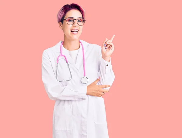 Joven Mujer Hermosa Con Pelo Rosa Vistiendo Uniforme Médico Con — Foto de Stock