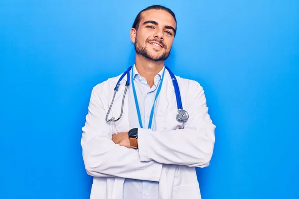 Homem Bonito Jovem Vestindo Casaco Médico Estetoscópio Rosto Feliz Sorrindo — Fotografia de Stock