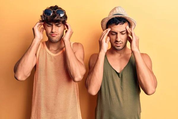 ストレスのために頭の痛みのために手で頭の上に夏の服を着て若いゲイのカップル 片頭痛 — ストック写真