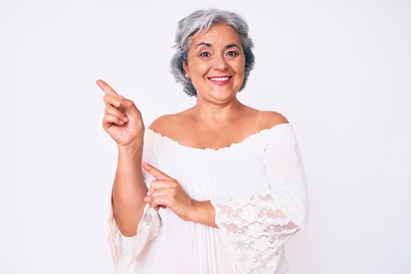 Starsza Latynoska Siwa Kobieta Ubrana Luźne Ubrania Uśmiechnięta Patrząca Kamerę — Zdjęcie stockowe