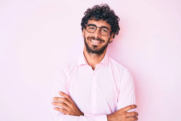 Schöner Junger Mann Mit Lockigem Haar Und Bär Der Businesshemd — Stockfoto