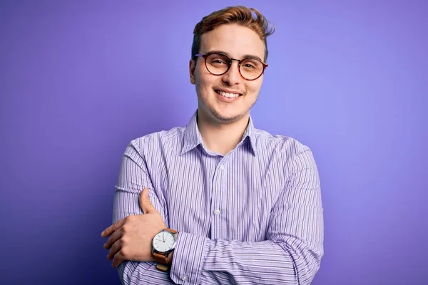 Jovem Homem Ruivo Bonito Vestindo Camisa Casual Óculos Sobre Fundo — Fotografia de Stock