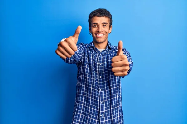 Jovem Afro Americano Vestindo Roupas Casuais Aprovando Fazer Gesto Positivo — Fotografia de Stock