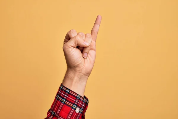 Mano Del Joven Caucásico Mostrando Los Dedos Sobre Fondo Amarillo —  Fotos de Stock