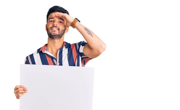 Homem Hispânico Bonito Jovem Segurando Banner Papelão Com Espaço Branco — Fotografia de Stock