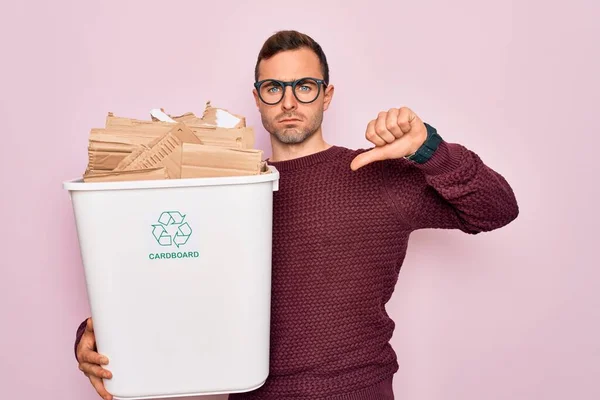 Homem Bonito Jovem Com Olhos Azuis Reciclagem Segurando Lixo Com — Fotografia de Stock