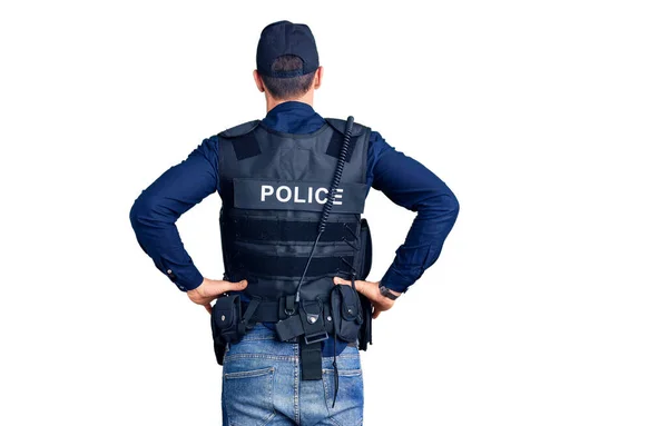 Jonge Knappe Man Politie Uniform Staat Achterover Kijken Met Armen — Stockfoto