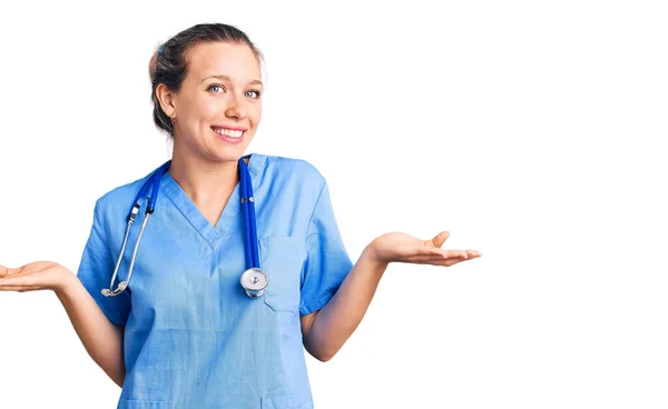Ung Vacker Blond Kvinna Bär Läkare Uniform Och Stetoskop Ledtrådar — Stockfoto