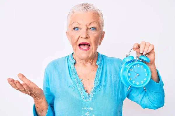 Senior Όμορφη Γυναίκα Μπλε Μάτια Και Γκρίζα Μαλλιά Κρατώντας Ξυπνητήρι — Φωτογραφία Αρχείου