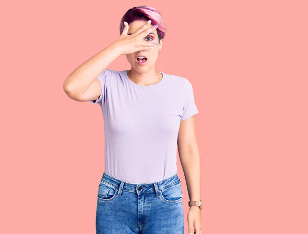 Jonge Mooie Vrouw Met Roze Haar Dragen Casual Kleding Gluren — Stockfoto