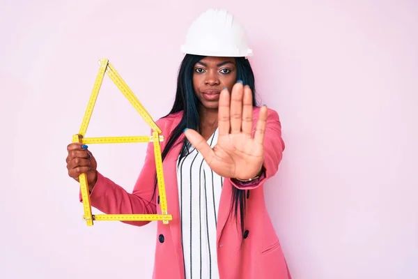Junge Afrikanisch Amerikanische Frau Trägt Fahrradhelm Und Hält Wasserflasche Mit — Stockfoto