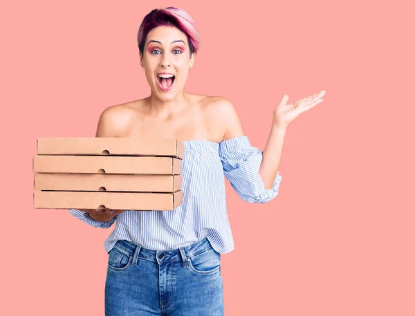 Fiatal Gyönyörű Rózsaszín Haj Gazdaság Szállítás Pizza Doboz Ünneplő Győzelem — Stock Fotó