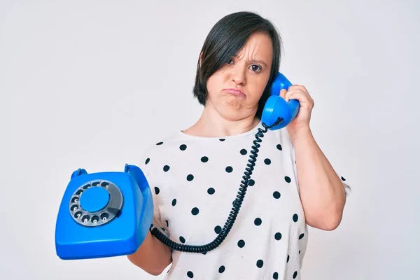 Mujer Morena Con Síndrome Sosteniendo Teléfono Vintage Deprimido Preocuparse Por — Foto de Stock