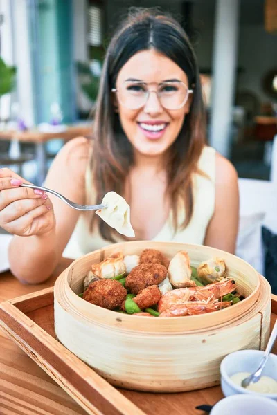 Jovem Bela Mulher Hispânica Sorrindo Feliz Sentado Mesa Comendo Comida — Fotografia de Stock