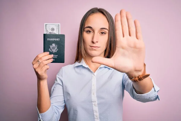 Mulher Turística Férias Segurando Passaporte Dos Eua Com Notas Dólares — Fotografia de Stock