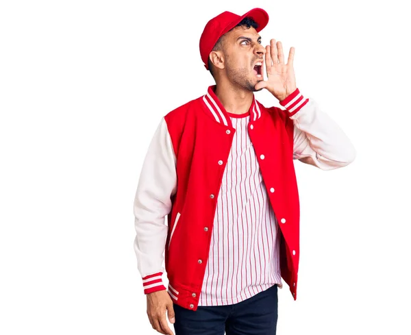 Jovem Hispânico Vestindo Uniforme Beisebol Gritando Gritando Alto Para Lado — Fotografia de Stock