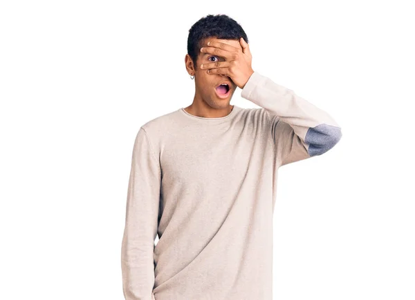 Jonge Afrikaanse Amerikaanse Man Draagt Casual Kleren Gluren Shock Bedekken — Stockfoto