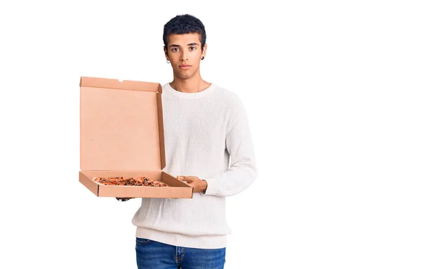 Ung Afrikansk Amercian Man Som Håller Leverans Pizza Box Tänkande — Stockfoto