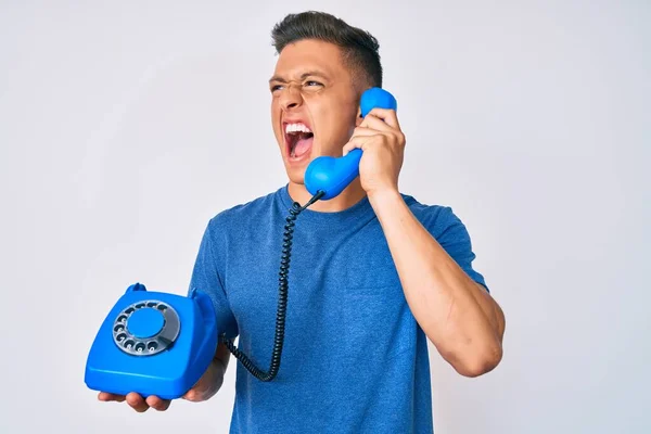 Mladý Hispánec Který Držel Starý Telefon Rozzlobený Šílený Zoufale Křičel — Stock fotografie