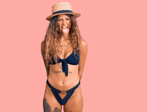 Mujer Hispana Joven Con Tatuaje Usando Bikini Sombrero Verano Sacando —  Fotos de Stock